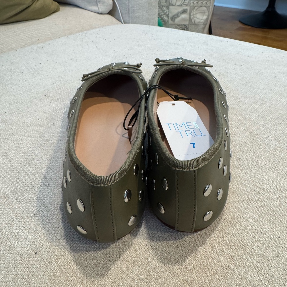 Time and Tru Women's Studded Ballet Flat, Matte Green, Sz 7, NWT - Picture 4 of 7